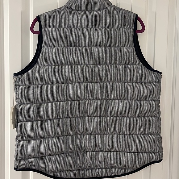 Black and white puffed vest. Soft fabric, not water proof. - Picture 4 of 5